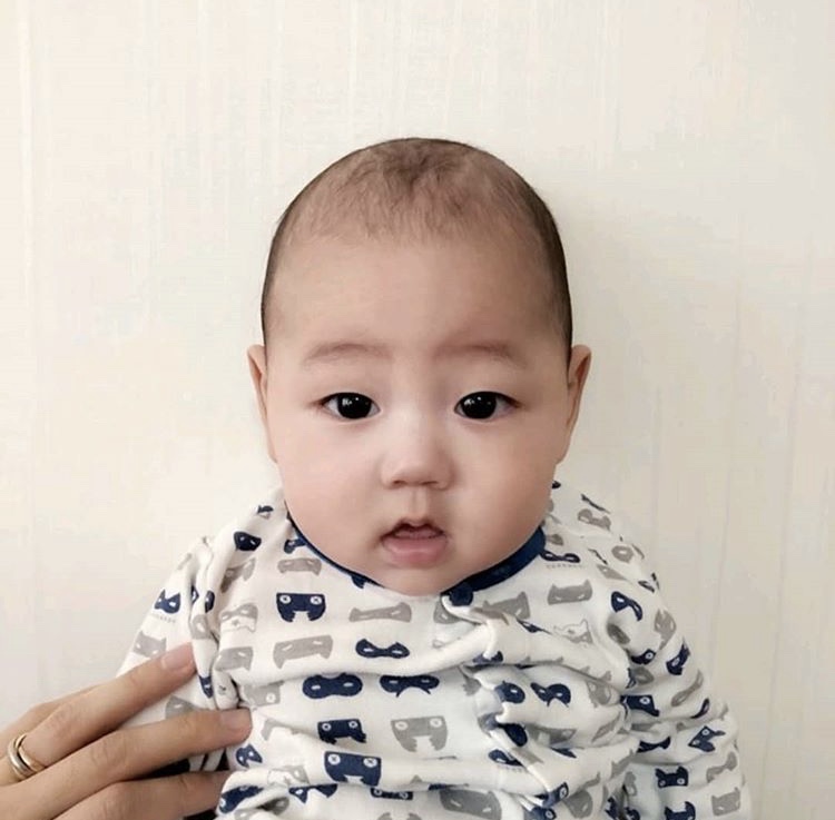 이 애기 뷔 애기때랑 많이 닮은거 같아 !! | 인스티즈