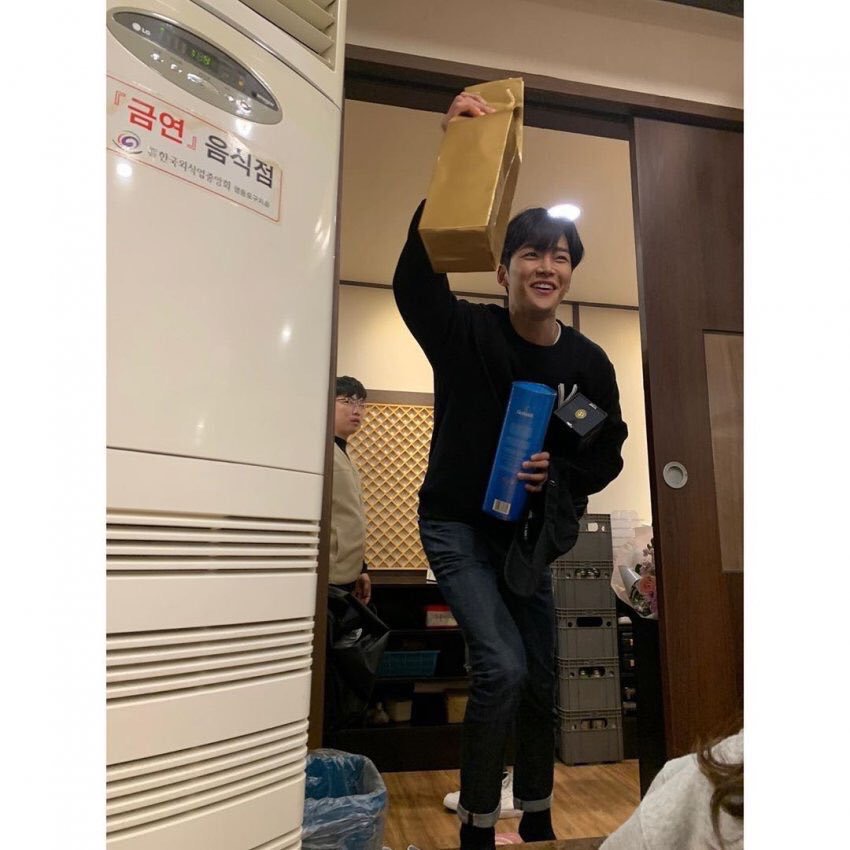 로운 ㅋㅋㅋㅋㅋ어하루 회식에서 양주들고 신나서 들어오는거 ㅋㅋㅋㅋ멍웃김 ㅋㅋㅋㅋㅋㅋㅋㅋㅋ | 인스티즈