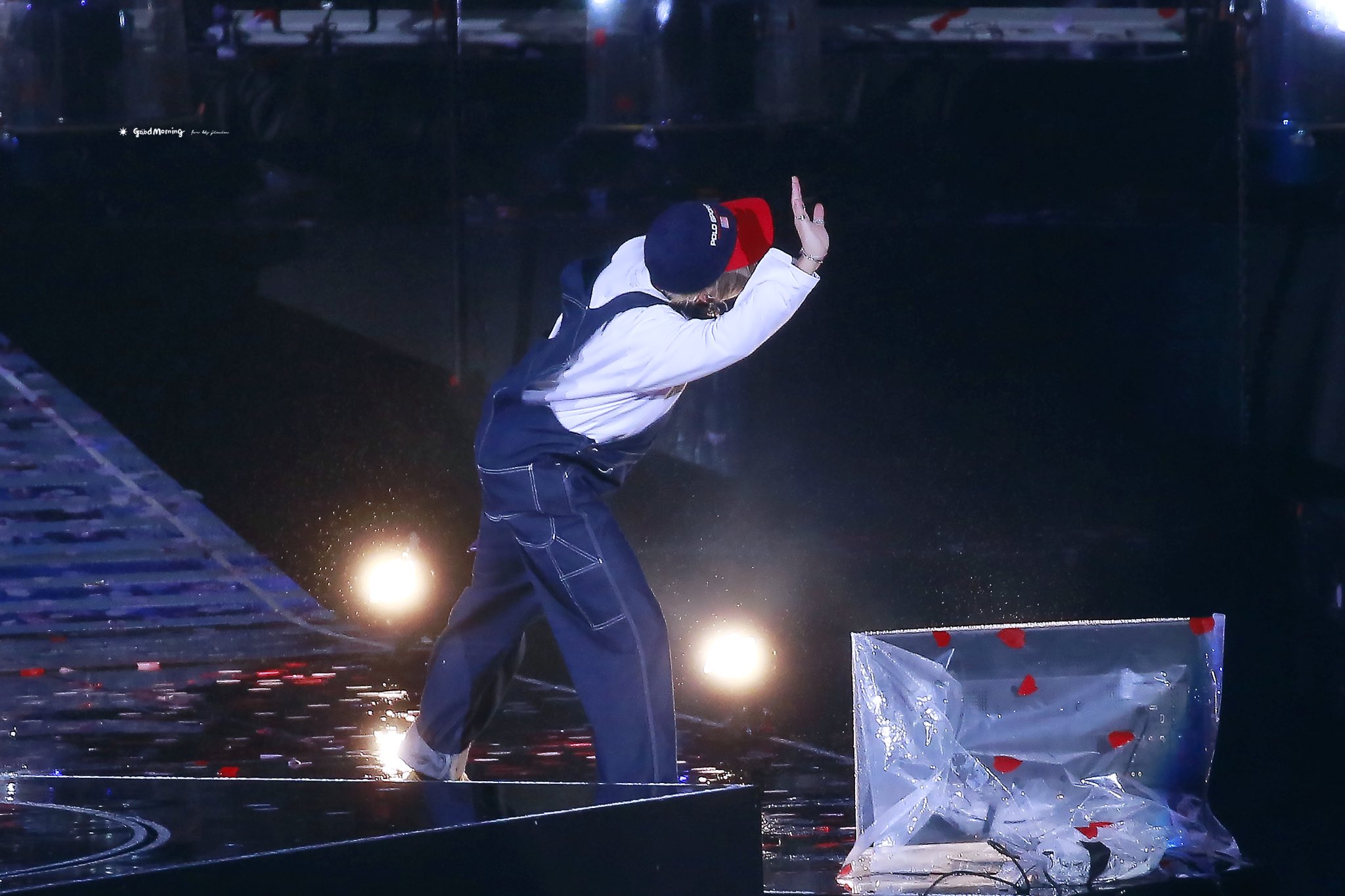 우리 애기 진짜 5살 아니야? 팬들한테 인사하는 것 봐 ㅠㅠㅠㅠ | 인스티즈