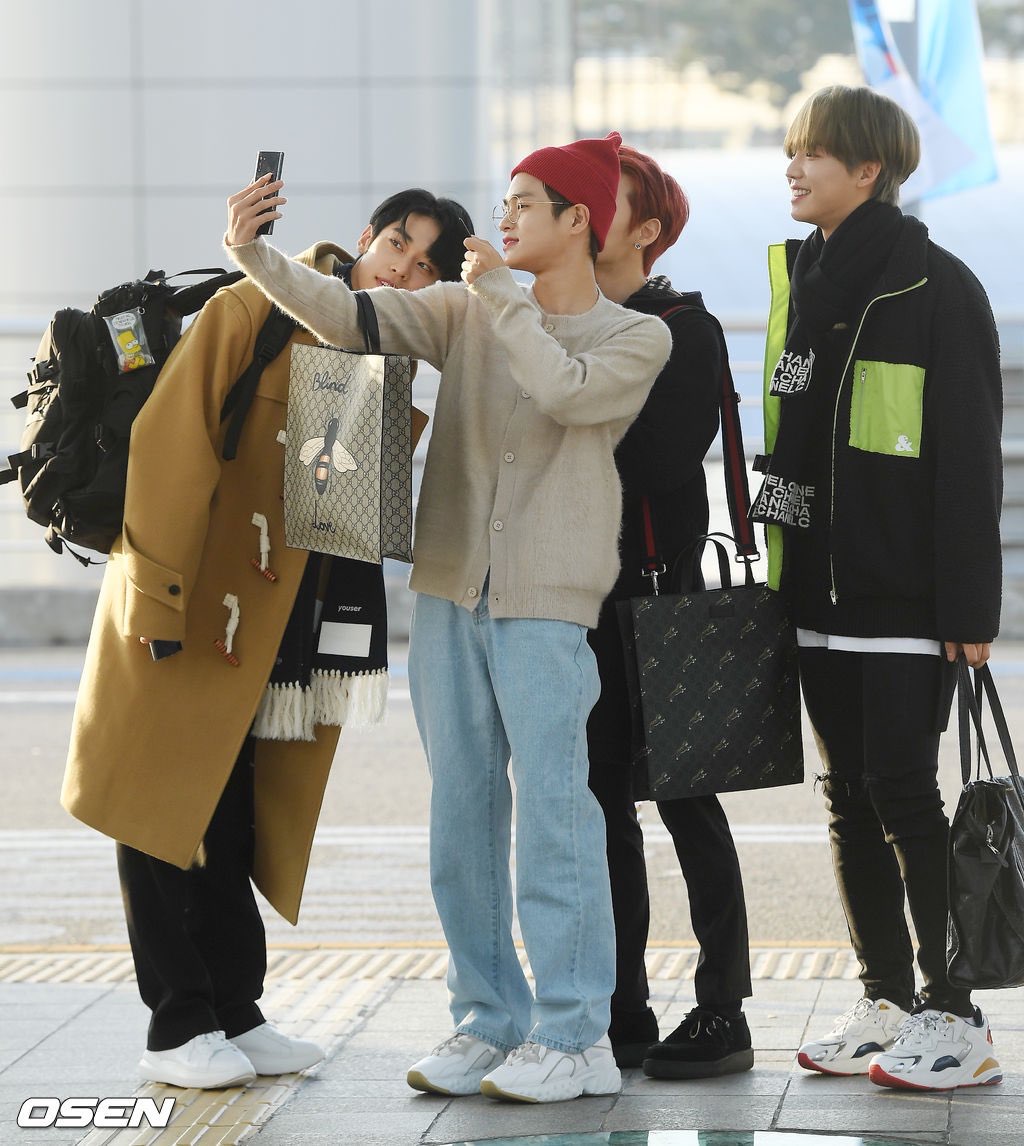 에이비식스 누가봐도 갤럭시 협찬 받았는데요?ㅋㅋㅋㅋㅋㅋㅋㅋㅋㅋㅋㅋㅋㅋㅋㅋㅋㅋㅋㅋㅋㅋㅋㅋ | 인스티즈