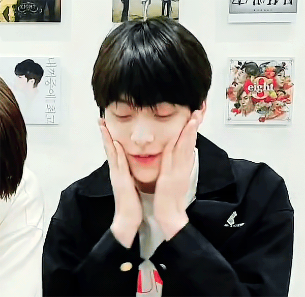 자기 볼 문질문질하는 투바투 최수빈 | 인스티즈