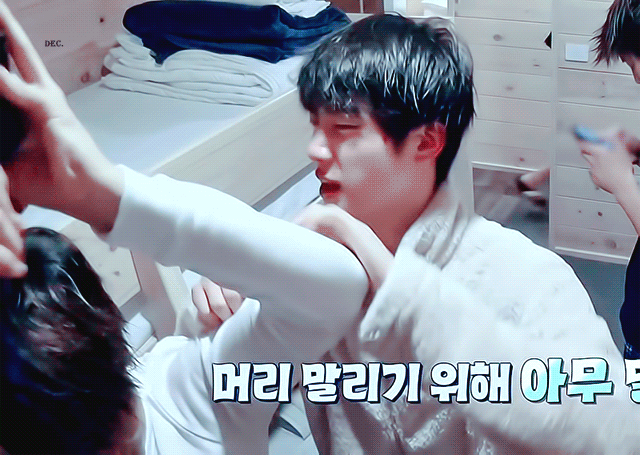 방탄 진 머리말리고싶은데 헤어드라이기 안주니까 겨드랑이에 머리 들이밀엌ㅋㅋㅋㅋㅋㅋㅋㅋㅋ | 인스티즈