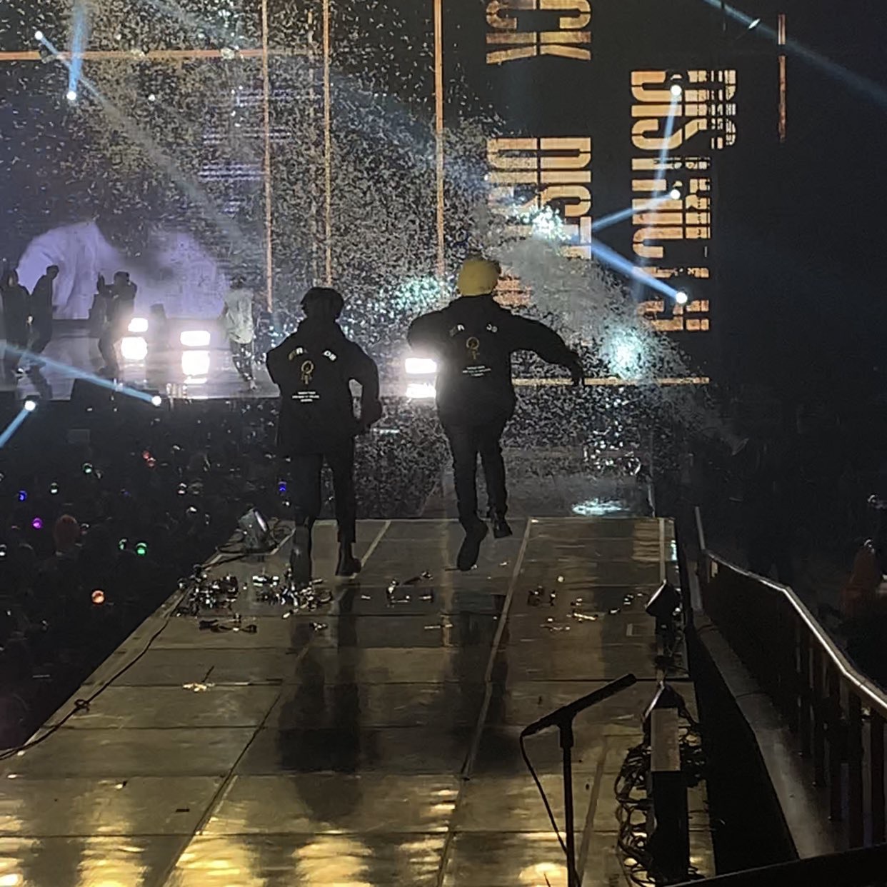 첫 콘서트라 신난거 뒷모습만 봐도 보이잖아ㅠㅠㅠㅠㅠ | 인스티즈