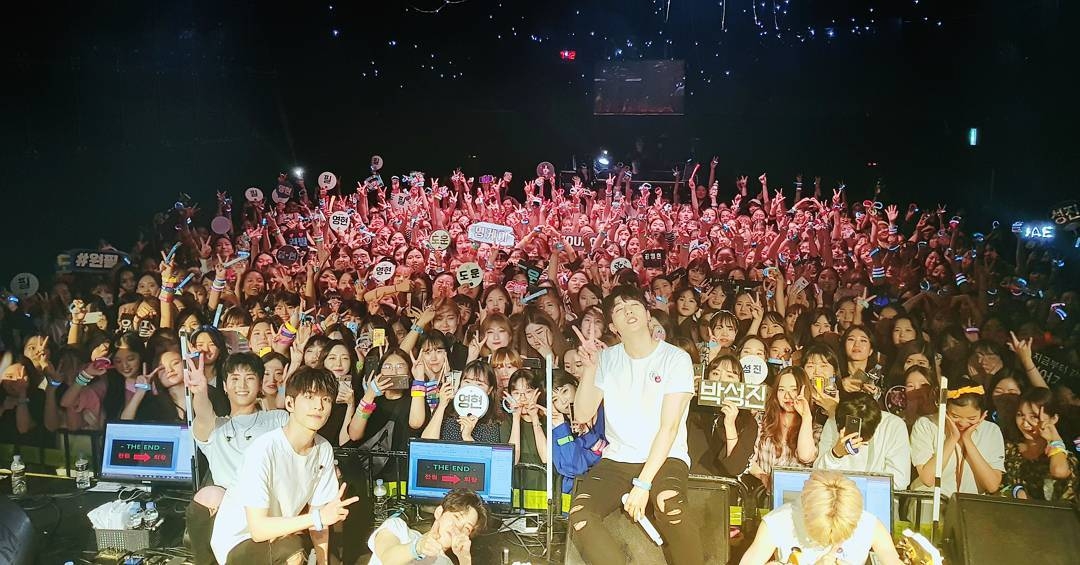 데이식스 덕후 롬곡 포인트,,,,, 코딱지만한 공연장에서 공연하다가 실체까지 간거,,, | 인스티즈