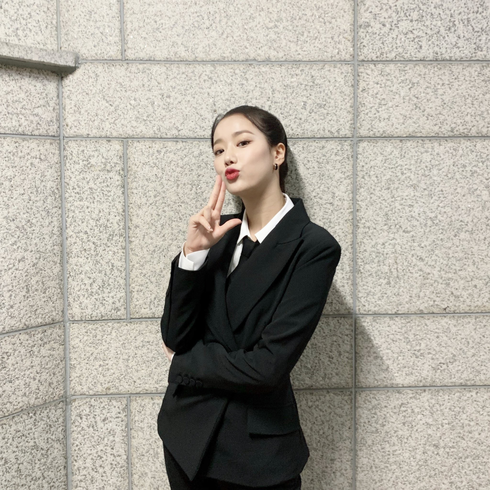 이나은 수트입었다 | 인스티즈