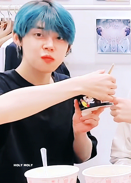 ...투바투 최연준 불닭캐릭터 닮았다고 하는거... 모두가 봐주길 바래... | 인스티즈