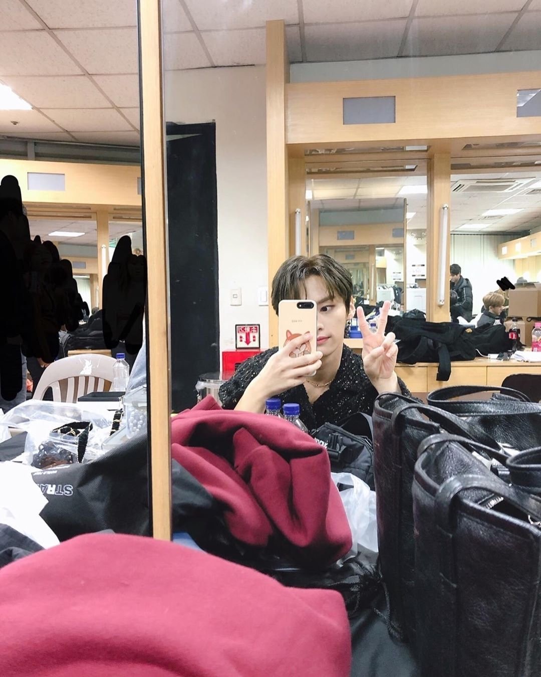 스키즈 인스타 뜬거에 스탭들이랑 상표들 다 가린거 봐 | 인스티즈