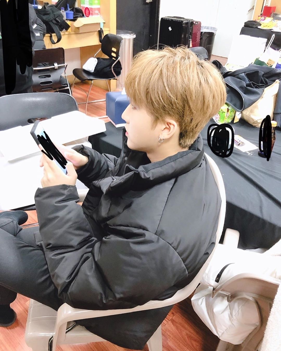 스키즈 인스타 뜬거에 스탭들이랑 상표들 다 가린거 봐 | 인스티즈