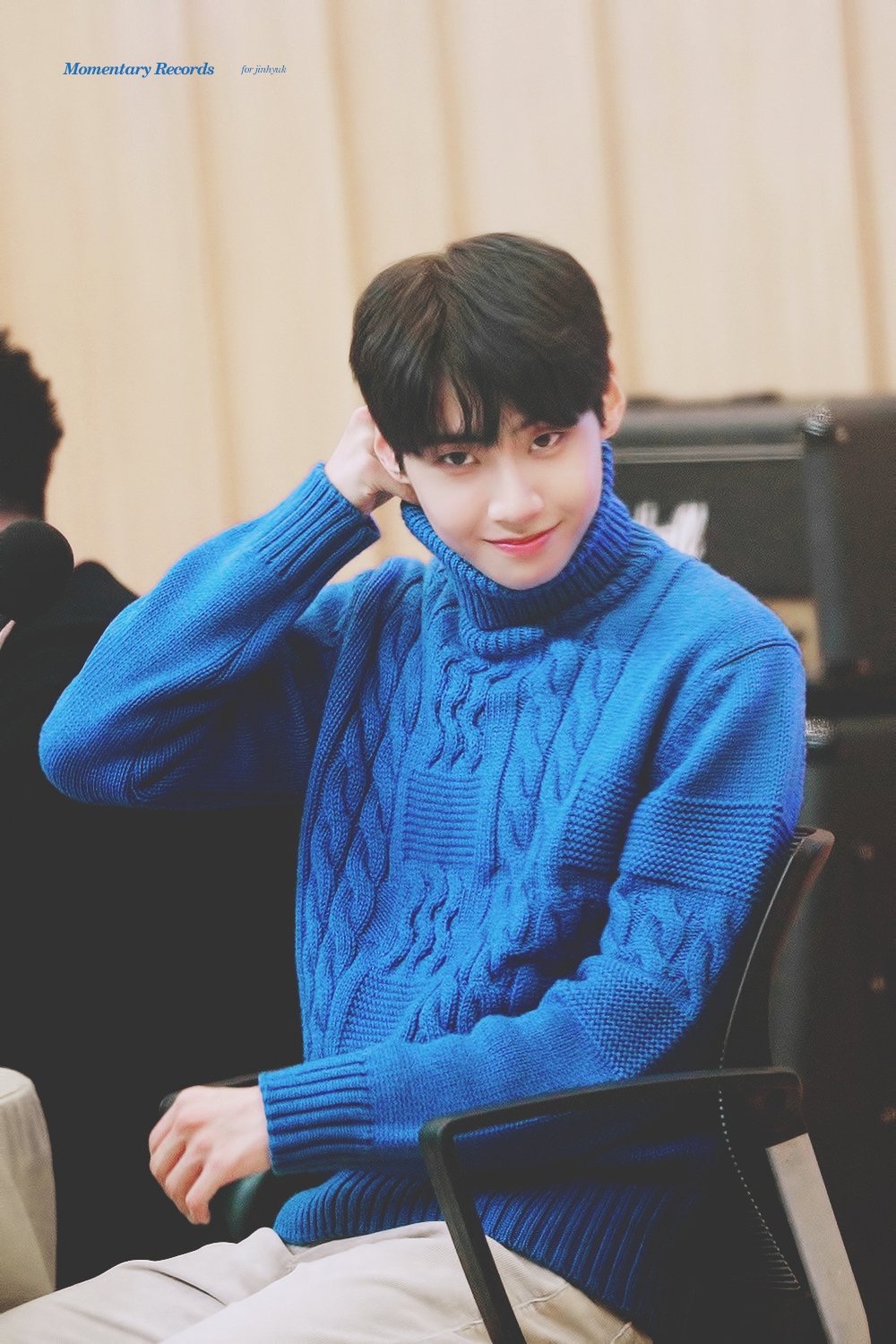 이진혁 파란니트+흑발 조합 내 사랑이야 | 인스티즈