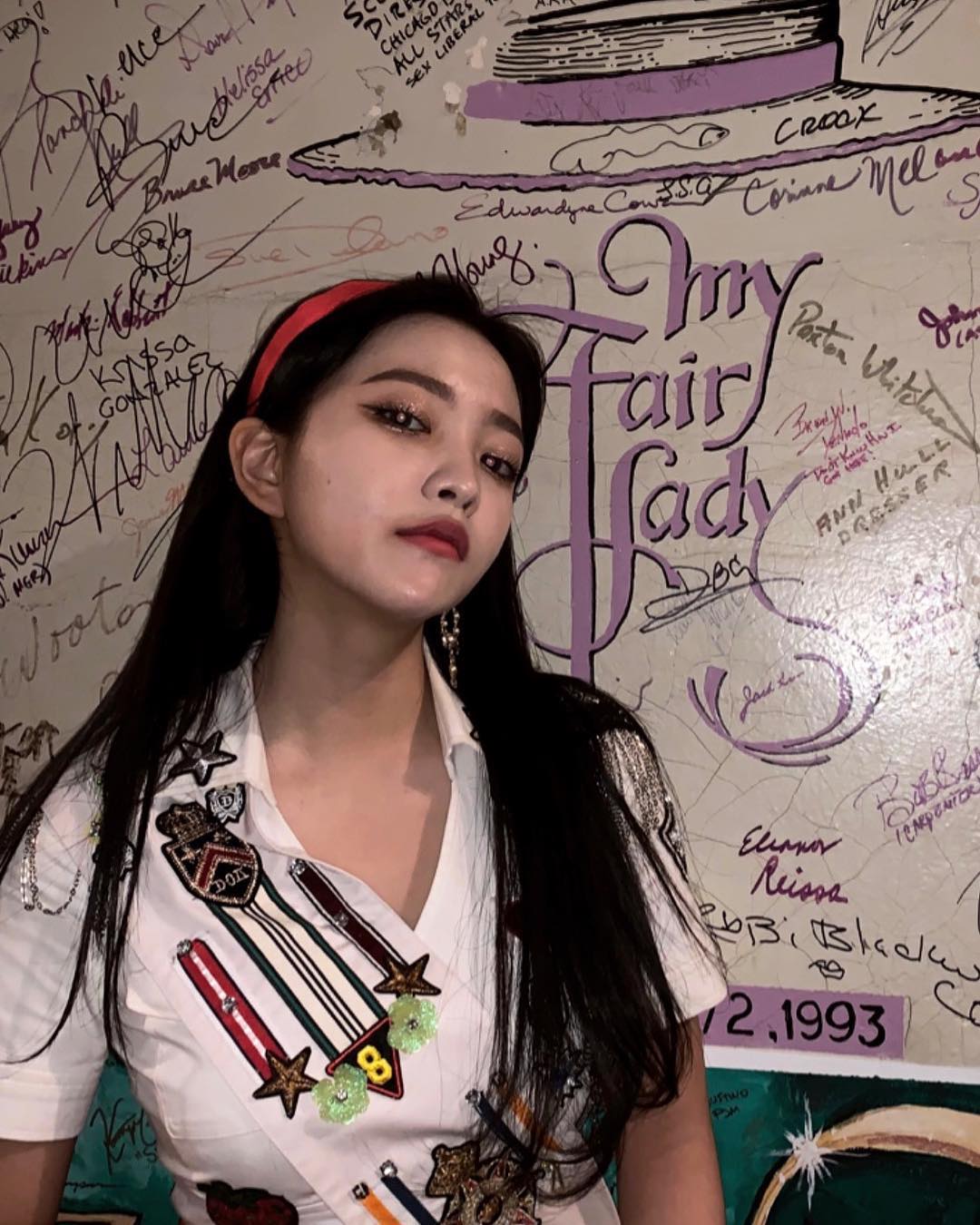 예리 이 사진은 진짜 얼굴형 포토샵으로 확 줄여놓은거같아... | 인스티즈