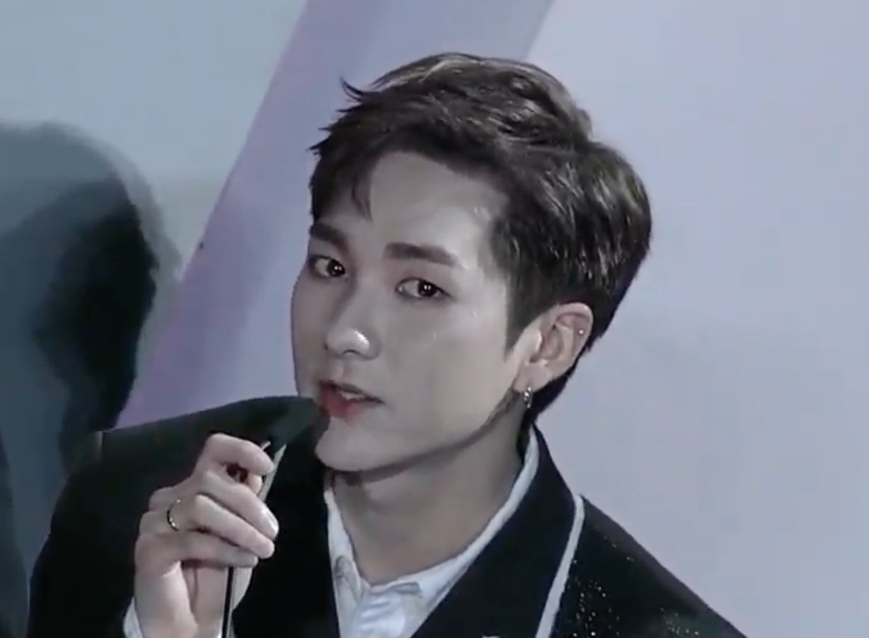 저화질 방송캡처인데도 외모(비주얼) 포인트 요소 잘 보이는 짤 갑 ㅈㅇ 뉴이스트 아론 | 인스티즈