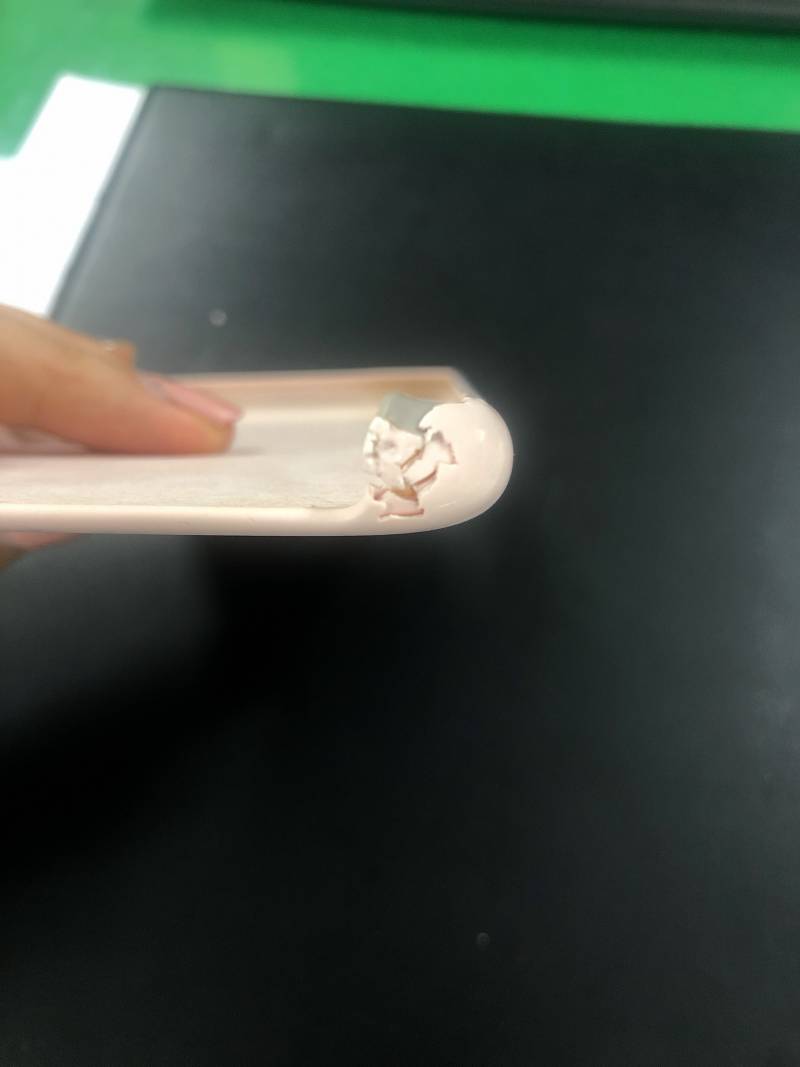 폰케이스 일년동안 안바꿨더니 아랫쪽 너덜해졌엉 | 인스티즈