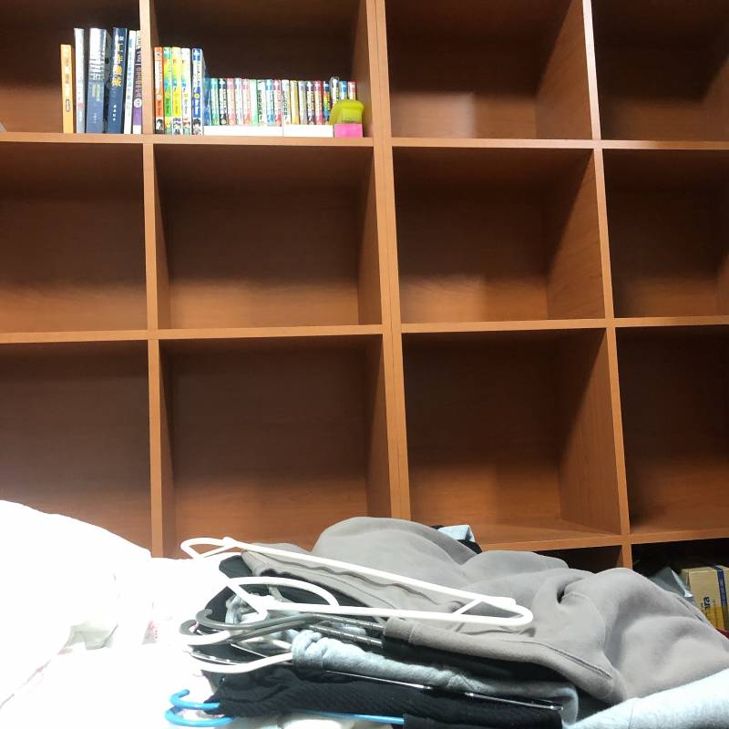 익들아 나 미니행거 버렸는데 옷을 어따 둘까.. 벽장? 침대 서랍? | 인스티즈