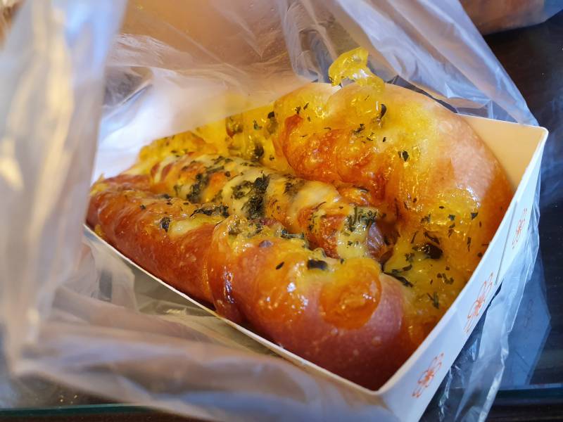 얘덜아 이거 진짜 맛있다 내가 먹어본 소세지빵중에 최고야 | 인스티즈