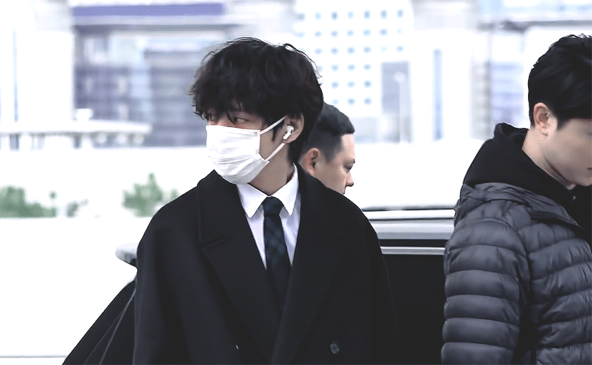 [잡담] 방탄 뷔 손에서 툭 떨어지는 가방 💼 | 인스티즈