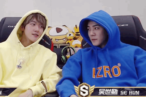 팬도 아닌데 백현이 세훈 어깨에 기대는 거 보고 함박웃음 짓는 중 | 인스티즈