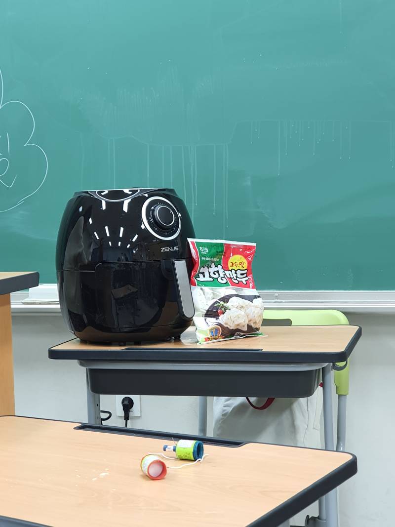 현 고3••• 교실 왔더니 에어프라이기에 만두 굽고 있네••• ㅋㅋㅋㅋㅋㅋㅋㅋㅋㅋㅋㅋㅋㅋㅋㅋ | 인스티즈