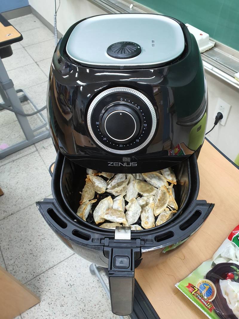 현 고3••• 교실 왔더니 에어프라이기에 만두 굽고 있네••• ㅋㅋㅋㅋㅋㅋㅋㅋㅋㅋㅋㅋㅋㅋㅋㅋ | 인스티즈