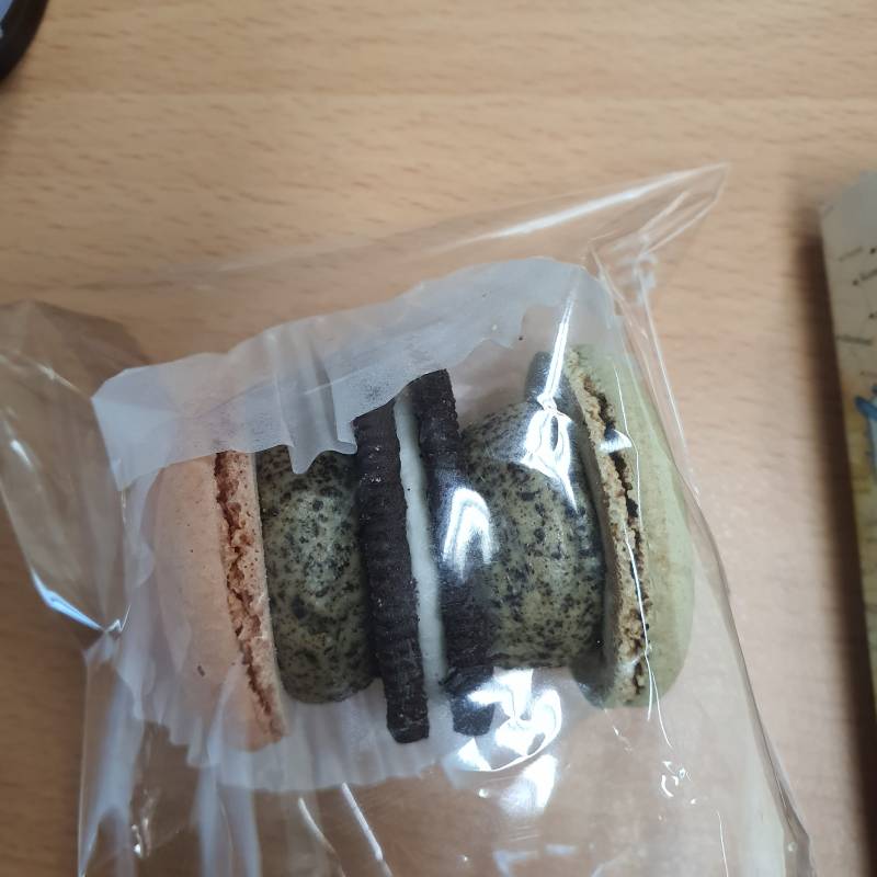 보통 이렇게 마카롱 두개 합쳐진 크기는 어떻게 먹어? | 인스티즈