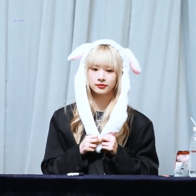 이렇게나무심한표정을짓고있지만 | 인스티즈