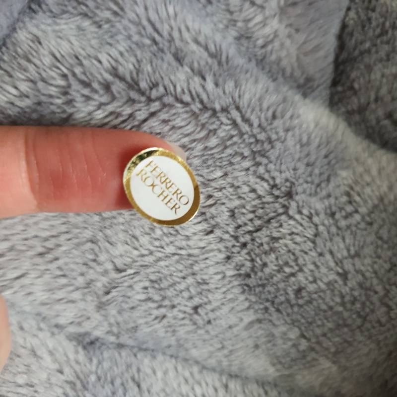 난 대체 뭘하면 엉덩이에 페레로로쉐 스티커가 붙어있지 | 인스티즈