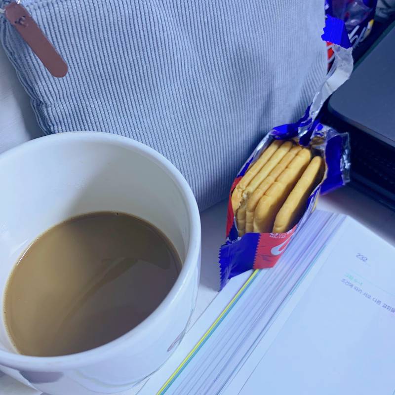 진짜 넘 행복하다 커피믹스에 에이스 찍어먹는중 | 인스티즈