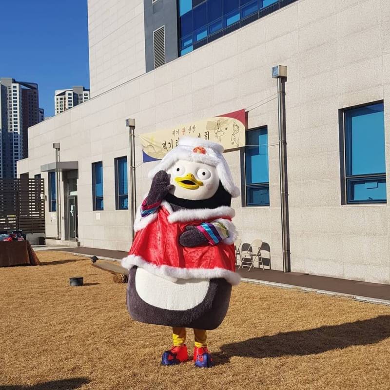 ㅇㄴ ㅋㅋㅋ 펭수 겨울한복 입은 것 좀 봐봐 ㅋㅋㅋㅋㅋ | 인스티즈