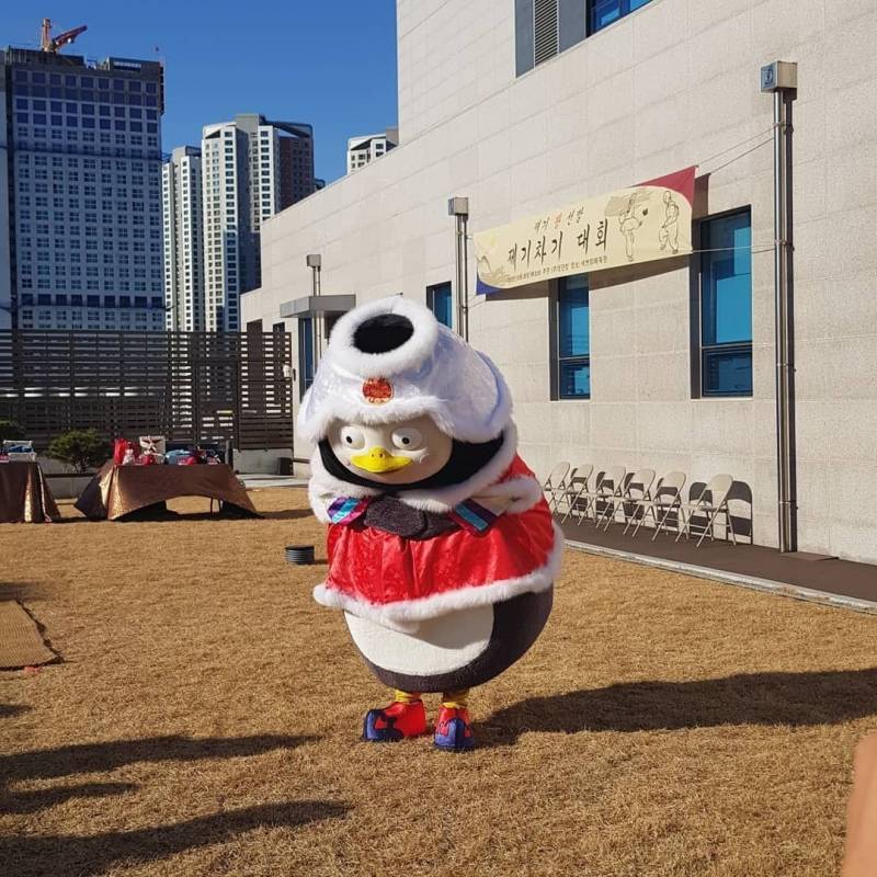 ㅇㄴ ㅋㅋㅋ 펭수 겨울한복 입은 것 좀 봐봐 ㅋㅋㅋㅋㅋ | 인스티즈