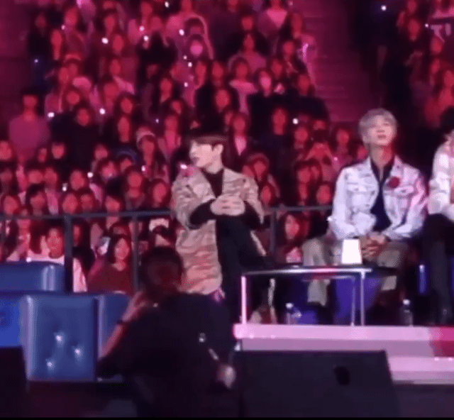 방탄 선배님의 시선을 인식한 신인 멤버 | 인스티즈