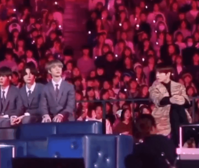 방탄 선배님의 시선을 인식한 신인 멤버 | 인스티즈