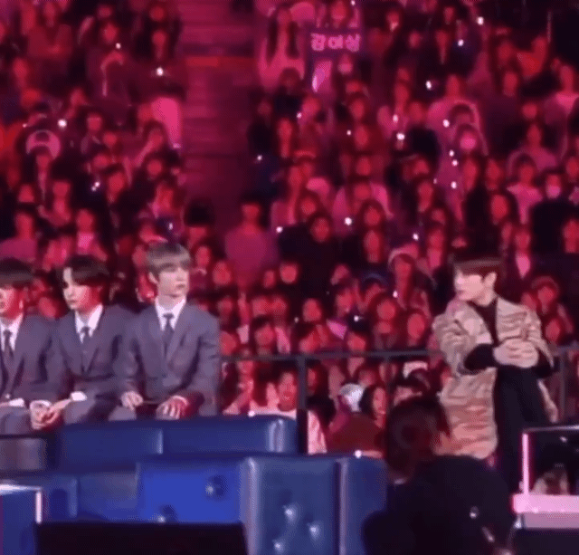 방탄 선배님의 시선을 인식한 신인 멤버 | 인스티즈