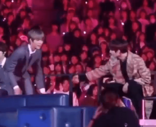 방탄 선배님의 시선을 인식한 신인 멤버 | 인스티즈