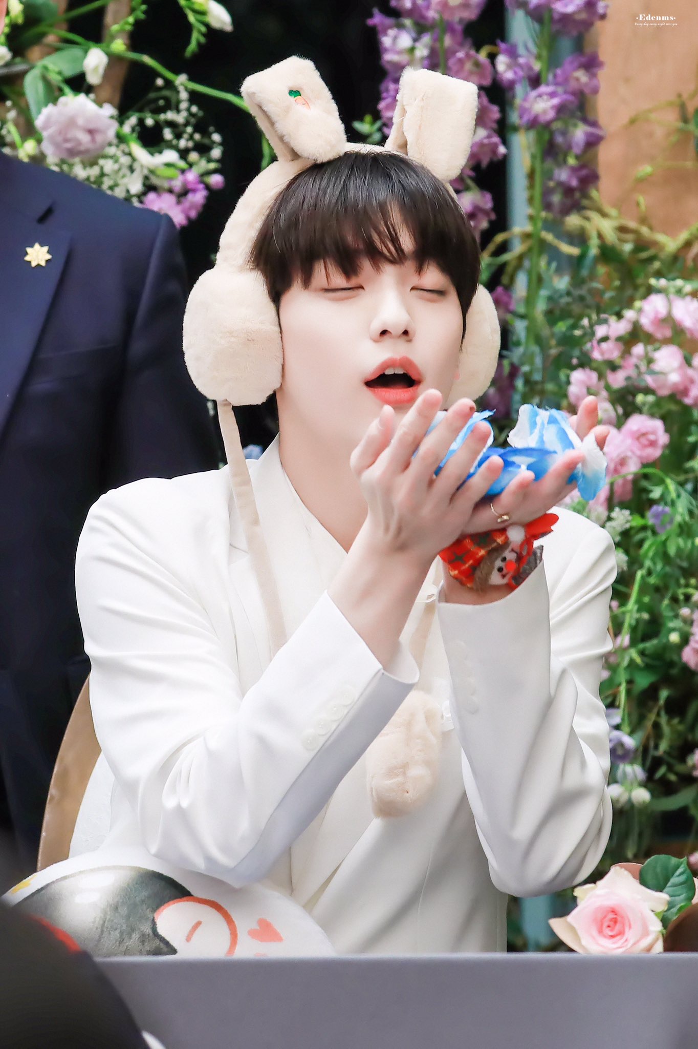 아침이라 사람이 없는 틈을 타 투바투 수빈 | 인스티즈