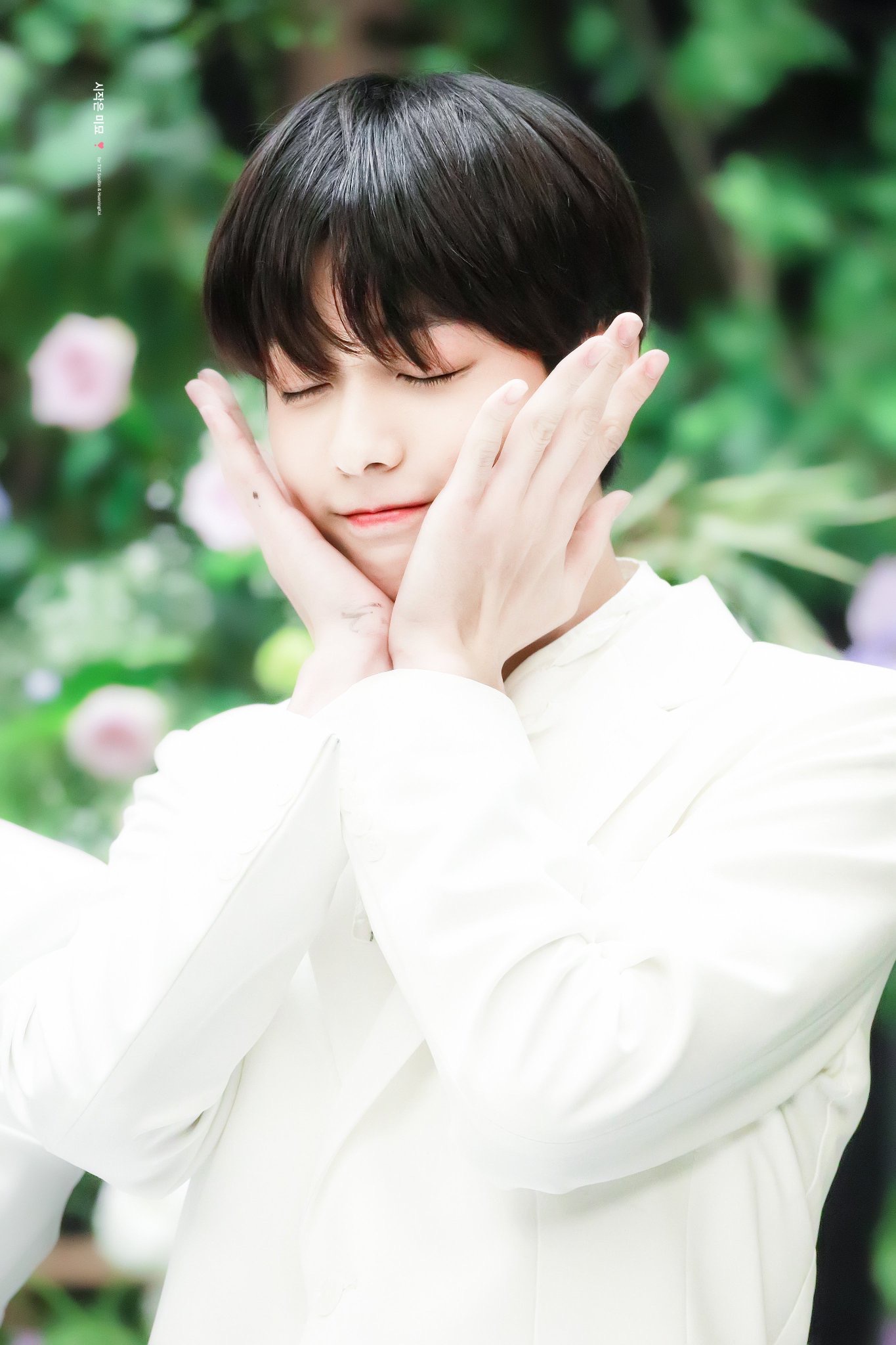 아침이라 사람이 없는 틈을 타 투바투 수빈 | 인스티즈