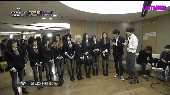 인터뷰때마다 리더 태연이에게 마이크 넘기는 소녀시대 ㅋㅋㅋㅋㅋㅋㅋ | 인스티즈