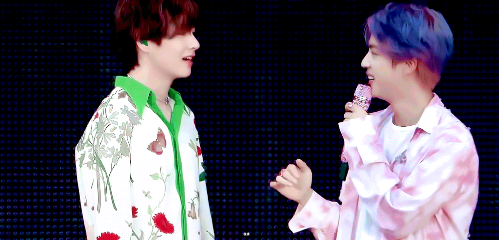 방탄 뷔랑 진.. 되게 귀엽네 ㅋㅋ 세살 차이인데 | 인스티즈