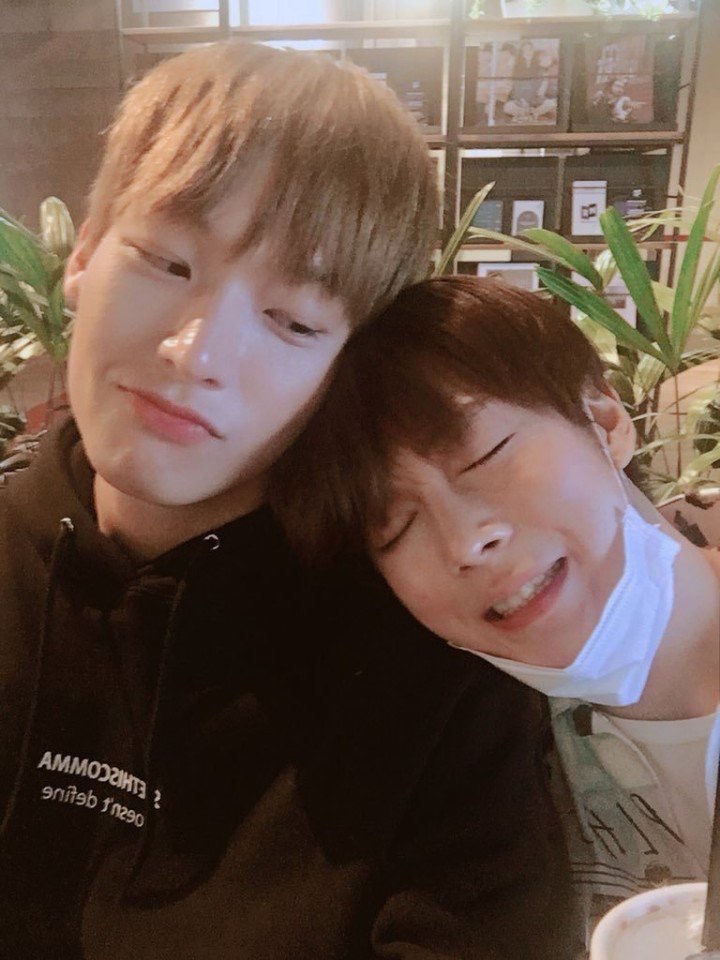 슾구들아 나 김인성 멤버들 쳐다보면서 셀카찍는거 너무 좋아 | 인스티즈