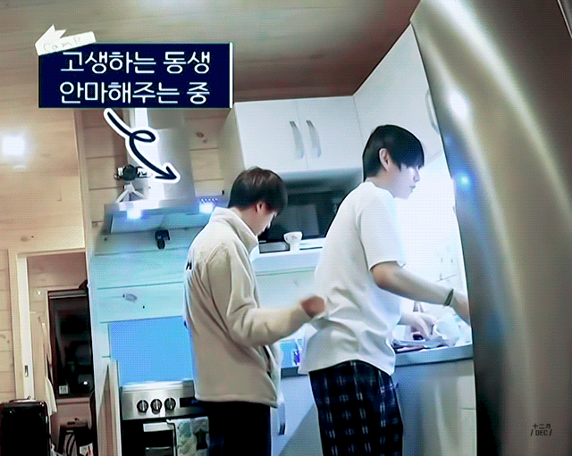 방탄 뷔랑 진.. 되게 귀엽네 ㅋㅋ 세살 차이인데 | 인스티즈