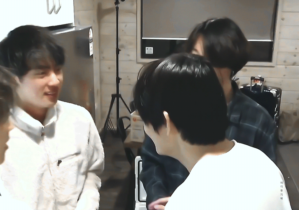 방탄 뷔랑 진.. 되게 귀엽네 ㅋㅋ 세살 차이인데 | 인스티즈