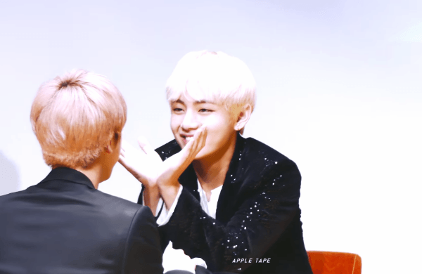 방탄 뷔랑 진.. 되게 귀엽네 ㅋㅋ 세살 차이인데 | 인스티즈