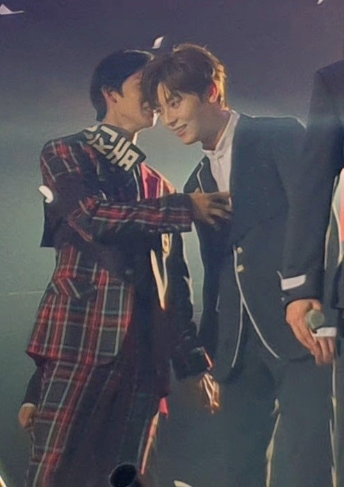 ㄱ 손잡고 있는거? | 인스티즈