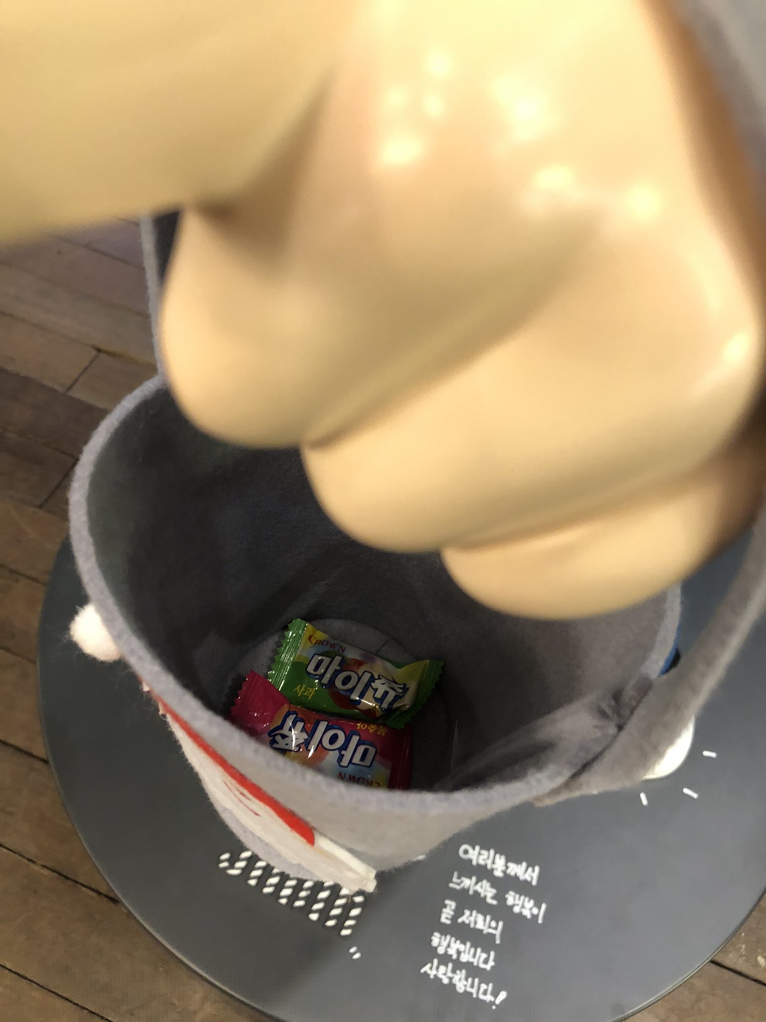 아미들 진짜 귀엽다ㅋㅋㅋㅋㅋ지민이 피규어한테 간식 주는거봐 | 인스티즈