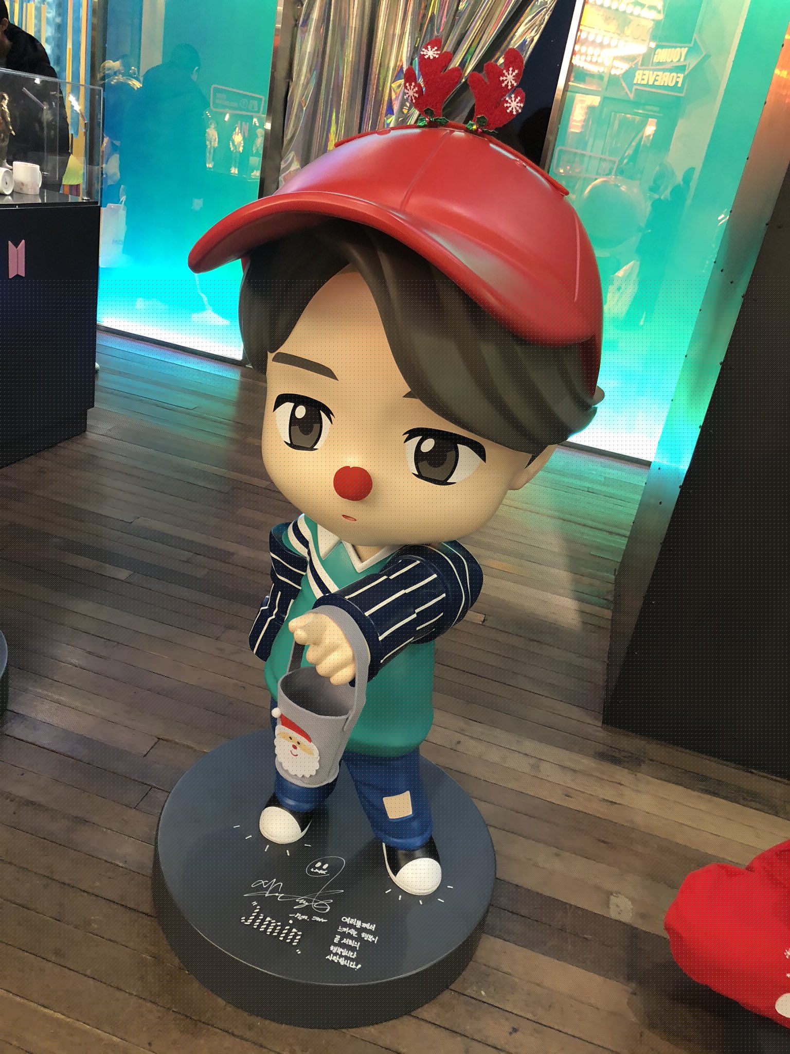 아미들 진짜 귀엽다ㅋㅋㅋㅋㅋ지민이 피규어한테 간식 주는거봐 | 인스티즈