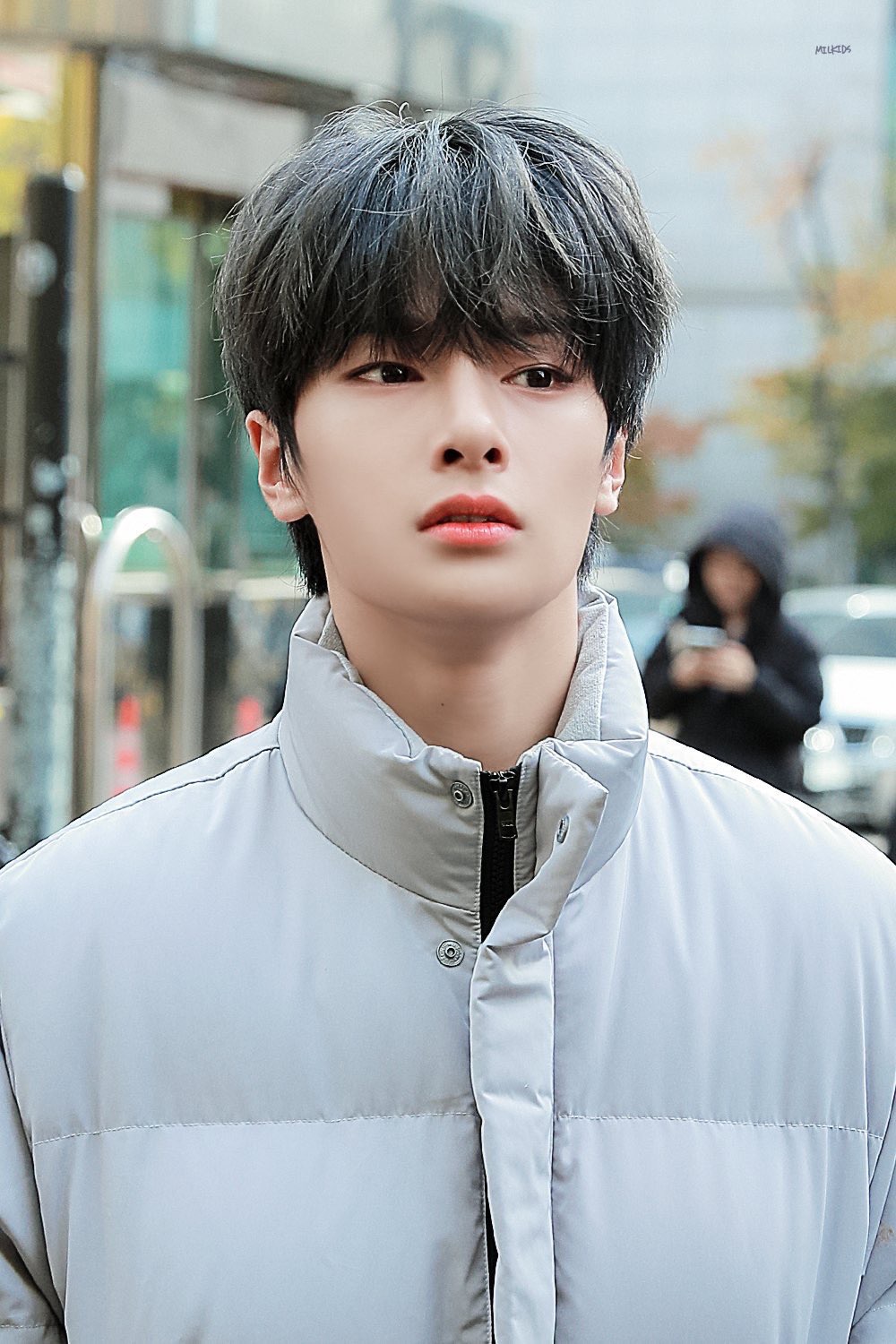 정색할 때랑 웃을 때 갭차이 나는거 너무 좋앙 | 인스티즈