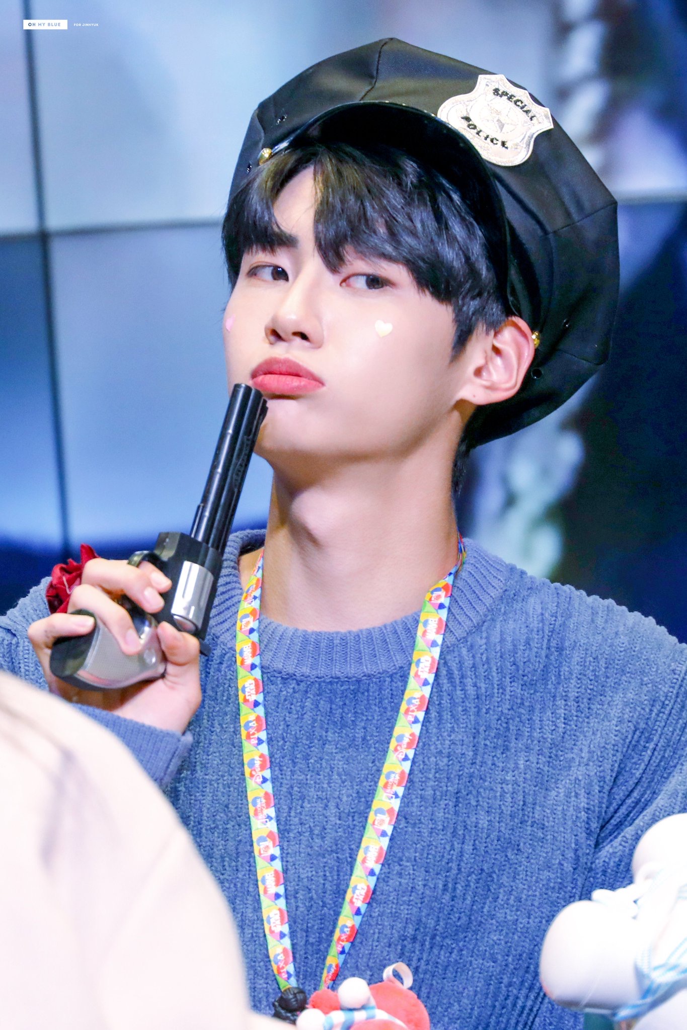 이진혁 파란니트+흑발 조합 내 사랑이야 | 인스티즈