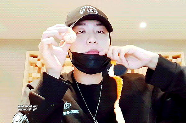 팬들이 이불안에서 귤까먹고 쉬라고했다고 진짜 귤까먹는 박우진 | 인스티즈