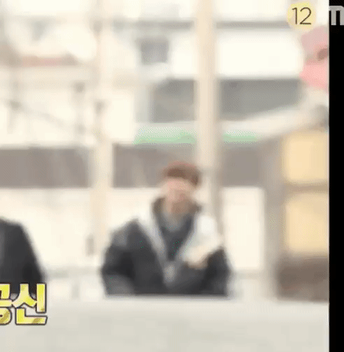 강다니엘 걷는짤인데 소리나는 것 같아 | 인스티즈