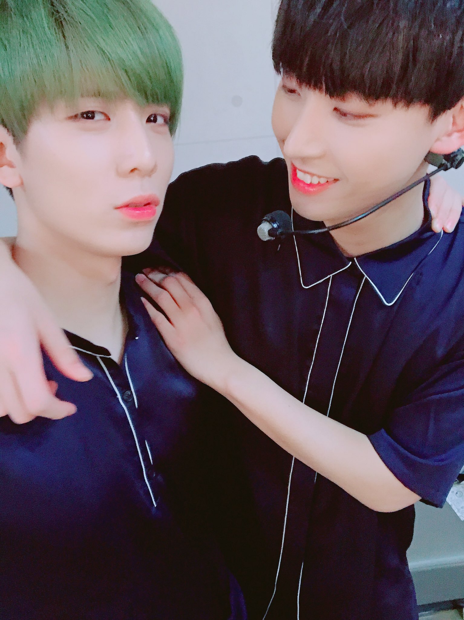 슾구들아 나 김인성 멤버들 쳐다보면서 셀카찍는거 너무 좋아 | 인스티즈