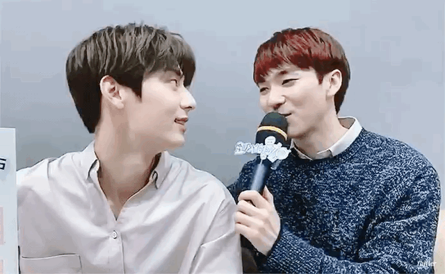 횽아한테 귀여움 받는 민현이 | 인스티즈