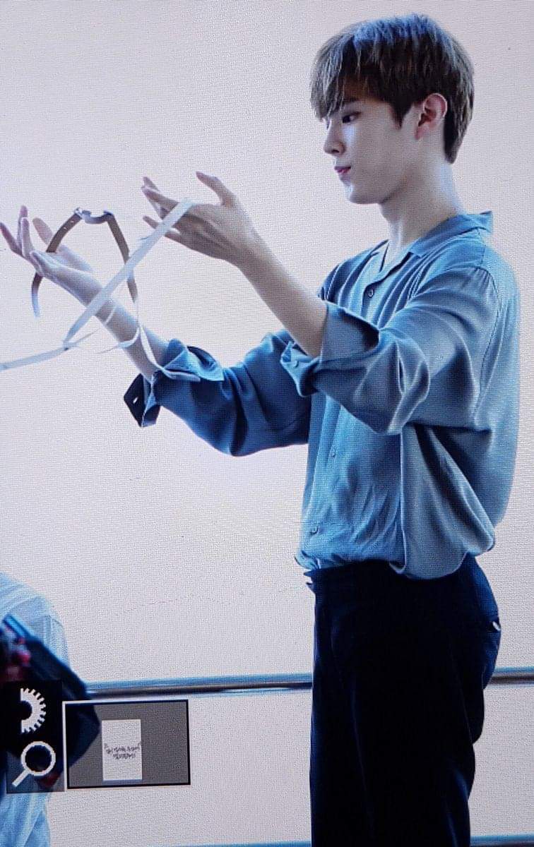 김우석 몸선 너무 내취향이라 울고싶을때 있어 | 인스티즈